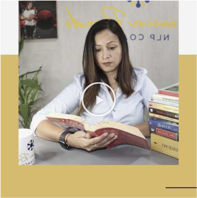 Mujer leyendo con libro en mano